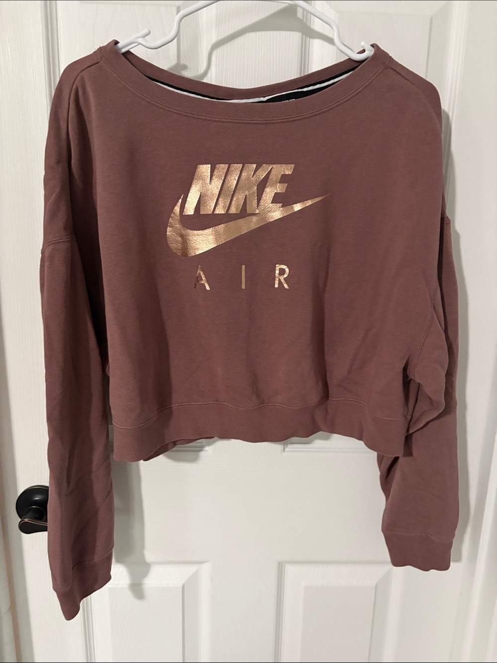 Nike Women's Rose-Mauve Cropped Sweatshirt with Metallic Gold Logo